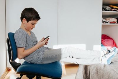 Nieuwe richtlijn helpt ouders met schermgebruik kinderen